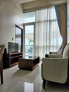 High Ceiling Home by the Pool with Wi-Fi and Netflix