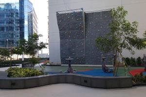 High Ceiling Home by the Pool with Wi-Fi and Netflix