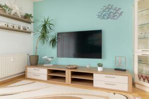 Sunny Apartment with Parking on the Green and Friendly Estate by Rent like home