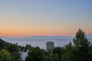 Zephyr Luxe Apartment Sea and Mountain View