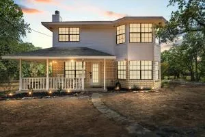 Quiet 4BR Farmhouse: Ideal Family Retreat - Clifton