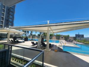 High Ceiling Home by the Pool with Wi-Fi and Netflix