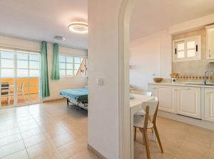 Bright apartment with sea and montain view at Los Cristianos