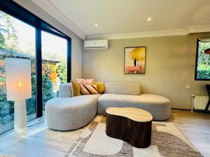 StayatSas Pippa grote omheinde tuin, gebruik van zwembad, stijlvol ingericht, middenin het bos met veel privacy, restaurant op park