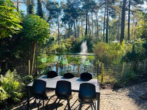 StayatSas Pippa grote omheinde tuin, gebruik van zwembad, stijlvol ingericht, middenin het bos met veel privacy, restaurant op park