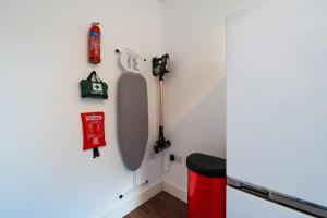 Spacious and Bright 2 Bedroom Apartment, Sleeps 6, 1st Floor with Free Parking, Business and Leisure by Jesswood Properties