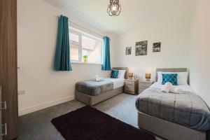 Spacious and Bright 2 Bedroom Apartment, Sleeps 6, 1st Floor with Free Parking, Business and Leisure by Jesswood Properties