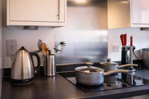 Spacious and Bright 2 Bedroom Apartment, Sleeps 6, 1st Floor with Free Parking, Business and Leisure by Jesswood Properties