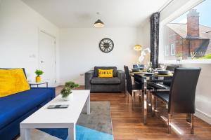 Spacious and Bright 2 Bedroom Apartment, Sleeps 6, 1st Floor with Free Parking, Business and Leisure by Jesswood Properties