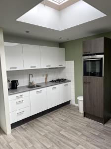 Burgervlotbrug aan zee met sauna