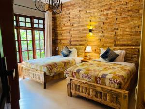 Under The Shade Safari Lodge