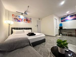 The White Den Chatuchak