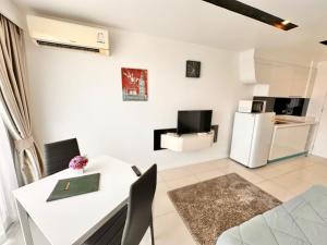 LOVELY STUDIO in City Center Residence