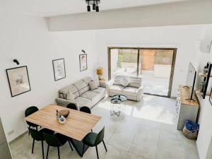 Queens Gardens Paradise Vip, Pool, Mall, Sea