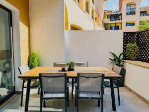 Queens Gardens Paradise Vip, Pool, Mall, Sea