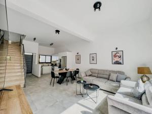 Queens Gardens Paradise Vip, Pool, Mall, Sea