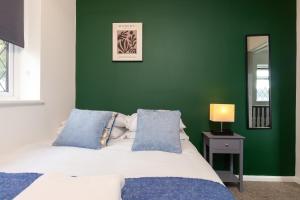 4BR House with Driveway Warwick Castle