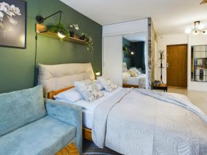 Atmospheric Studio for 3 People in Warsaw with Desk for Remote Work by Noclegi Renters