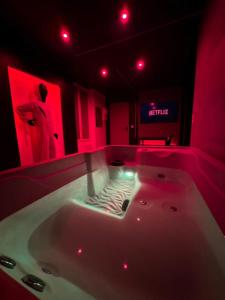 La squid love jacuzzi & cinema prive