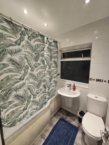 London Serviced Accommodation x RM10 x DM 4 Weekly x Monthly Deals x Sleeps 10 x FREE Parking x FREE Wifi E