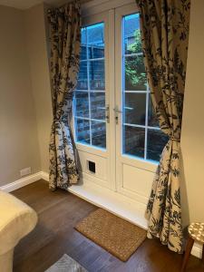 Garden Flat near train station