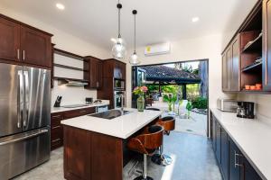 Golf from home! 8BR Lux Villa, Pool, Beach Club!