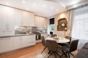 Baltic Amber in Diplomatic District & Free Parking