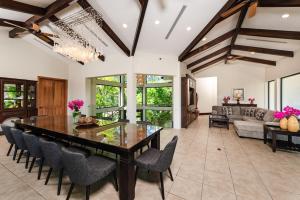 Golf from home! 8BR Lux Villa, Pool, Beach Club!