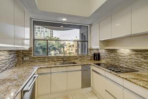 Less Than 2 Mi to Galleria Spacious Houston Home!