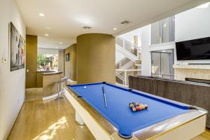 Less Than 2 Mi to Galleria Spacious Houston Home!