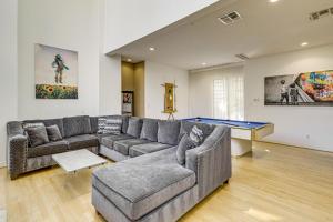 Less Than 2 Mi to Galleria Spacious Houston Home!