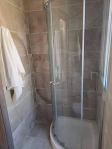 Spacious 3BR Retreat, Near Beach, Pool & Gym Access