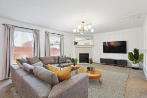 Modern Comforts & Classic Charm w Pool 5BD