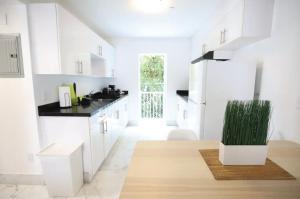 South Beach 2 Bedroom Family & Pet Friendly Apartment with Balcony & Free Parking