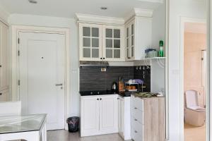 Welcome the spring condo swimming gym kitchen Wi-Fi