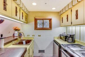 10 Mi to Skiing Durango Condo with Golf Course View