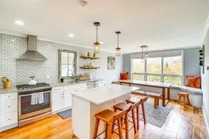 Mtn and Foliage Views Modern Mount Snow Stay! - Stratton