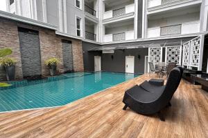 Welcome the spring condo swimming gym kitchen Wi-Fi