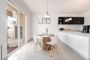 Lagoonfront Apartment in Hotel Zone