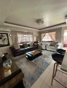 3 Bed home Nelspruit Golden Crescent - 巴伯顿