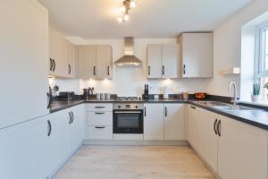 Modern Spacious House with Free Parking & Garden - Sleeps 6 - Perfect for Contractors & Families