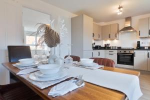 Modern Spacious House with Free Parking & Garden - Sleeps 6 - Perfect for Contractors & Families