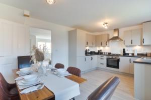 Modern Spacious 3 Bedroom House in Canterbury with En Suite and Free Parking Perfect for Contractors & Families