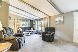 Lake Views & Fireside Bliss: Cecil Cottage w Yard