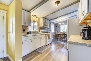 Lake Views & Fireside Bliss: Cecil Cottage w Yard