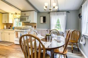 Lake Views & Fireside Bliss: Cecil Cottage w Yard