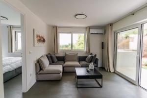 Aspa Luxury Garden Apartment in Vouliagmeni Center