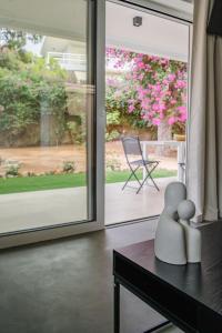 Aspa Luxury Garden Apartment in Vouliagmeni Center