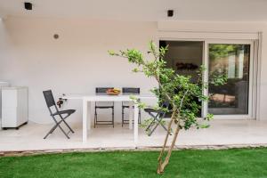 Aspa Luxury Garden Apartment in Vouliagmeni Center