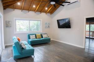 Blue Paradise House Lawson Rock